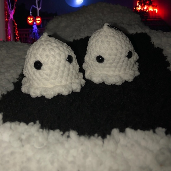 (Bundle of 4) Crochet Ghost Keychains👻 - Picture 2 of 7